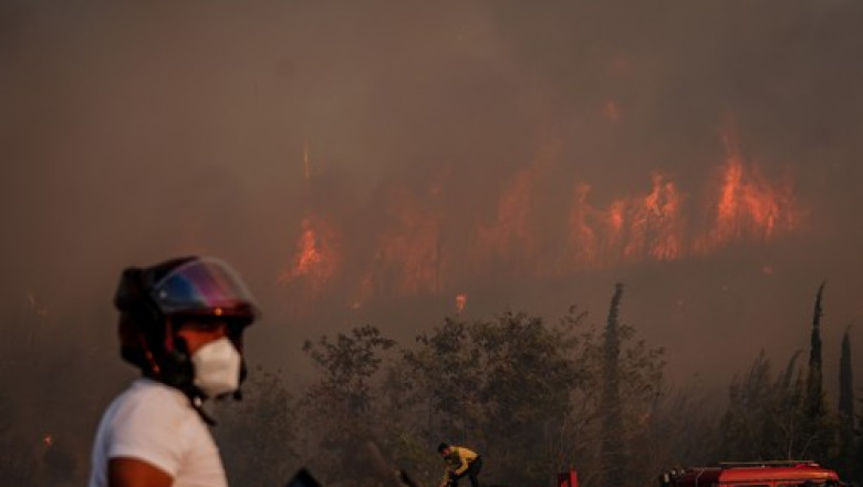 Sute de persoane au fost evacuate in nord-vestul Turciei din cauza incendiilor de vegetatie si peste 700 de pompieri lupta cu flacarile Imagine