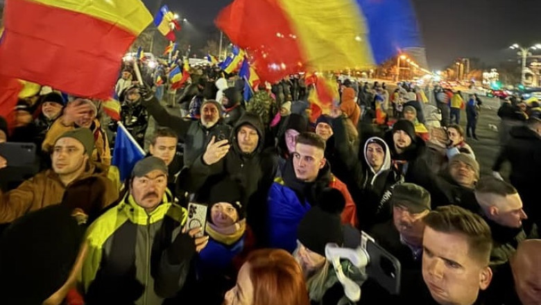Sute de persoane au participat la un protest AUR in Piata Victoriei. George Simion anunta manifestatii, sambata, in toata tara Imagine