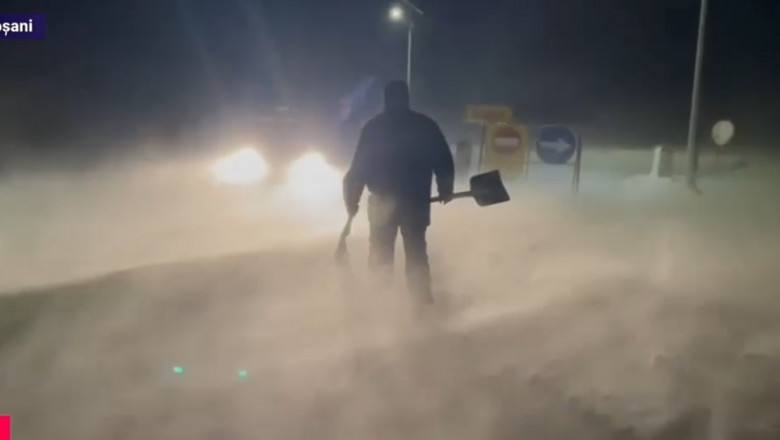 Sute de persoane au ramas inzapezite cu masinile din cauza viscolului puternic. 29 de drumuri nationale din Moldova sunt inchise Imagine