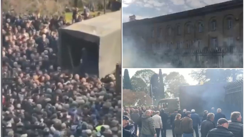 Sute de protestatari au luat cu asalt cladirea Parlamentului in regiunea separatista prorusa Abhazia din Georgia Imagine