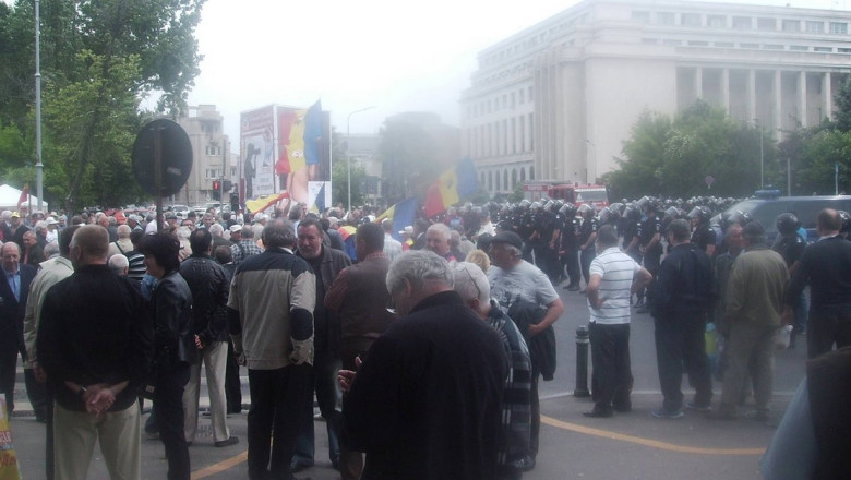 Sute de revolutionari au protestat la Guvern. Cer indemnizatiile si reducerea taxelor Imagine