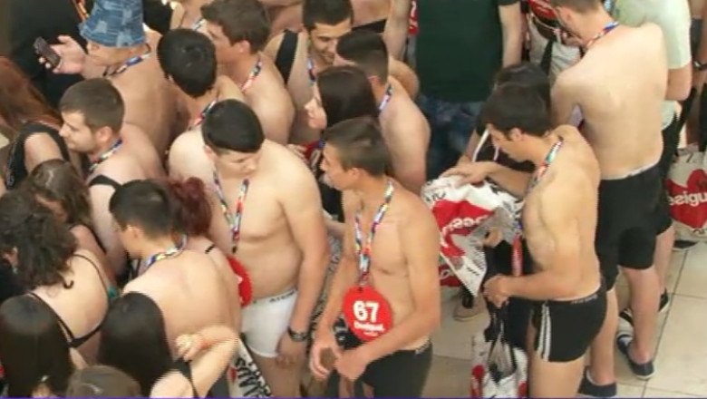 Sute de romani s-au dezbracat pentru a primi haine gratis Imagine