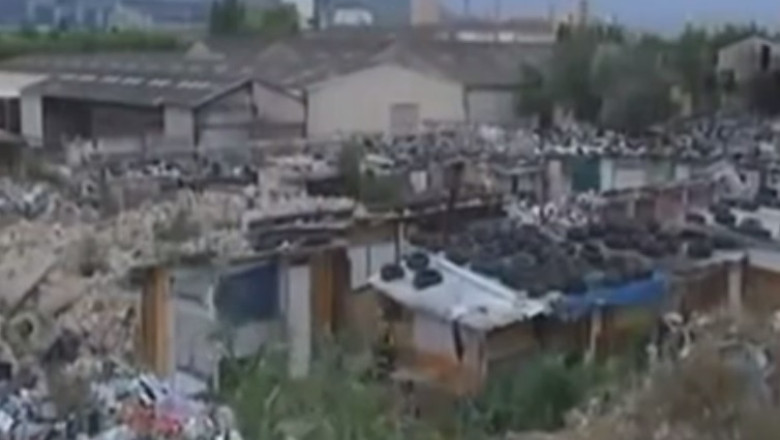 Sute de romi au fugit dintr-o tabara din Marsilia Imagine