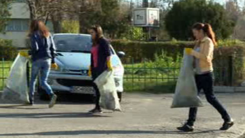 Sute de studenti au facut curatenie in campusurile din Iasi Imagine