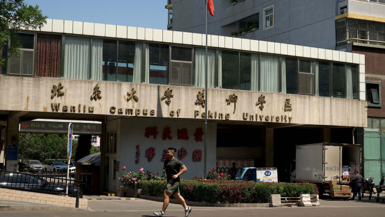 Sute de studenti de la Universitatea din Beijing au protestat impotriva restrictiilor anti-Covid Imagine
