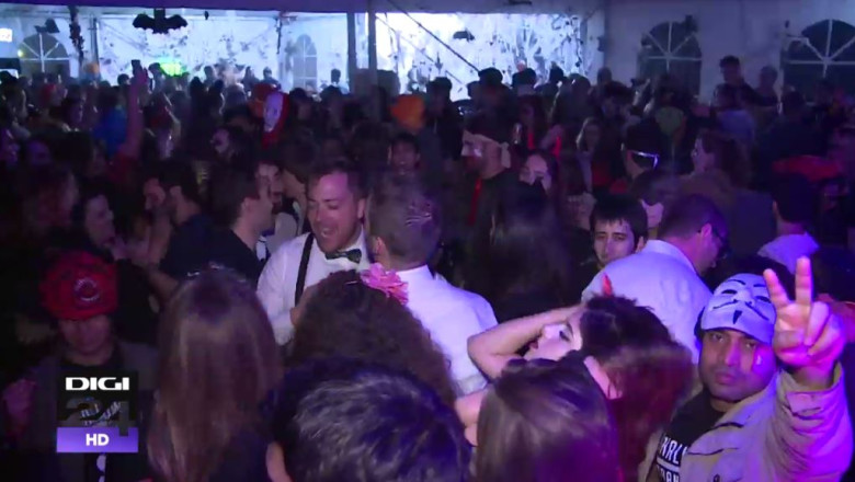 Sute de studenti straini au petrecut Halloweenul la Castelul Bran Imagine