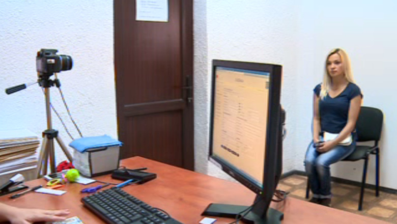 Sute de suceveni stau zilnic la rand ca sa-si faca pasaport Imagine