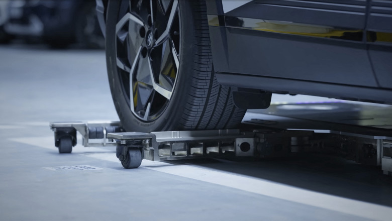 Sute de sud-coreeni au fost retinuti intr-un raid masiv al autoritatilor americane de imigrare la uzina Hyundai din Georgia Imagine