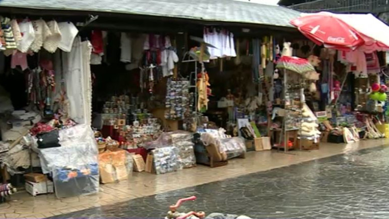 Suvenirurile „traditionale” de la Castelul Bran, produse cu etichete „Made in China” Imagine