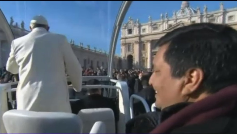 Suveranul Pontif surprinde din nou: Papa Francisc a luat un preot in papamobil Imagine