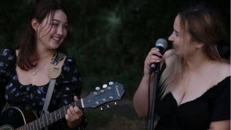 Svitlana si Kristina au fost ucise in Zaporojie de rachetele rusesti. Cantau pe strada pentru a ajuta armata ucraineana Imagine