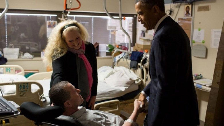 T. Basescu l-a decorat pe militarul Florinel Enache, vizitat de B. Obama in spital in SUA Imagine