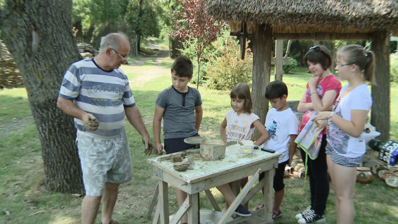 Tabara de Creatie, la Muzeul Satului. 22 de copii invata sa incondeieze oua si sa faca masti populare Imagine