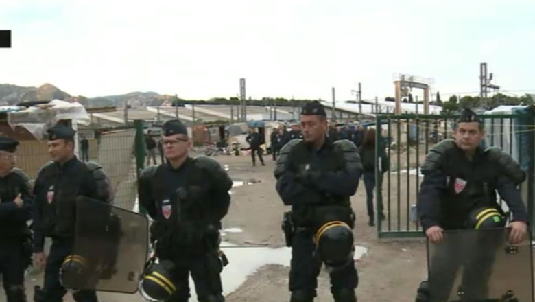 Tabara de romi, dezmembrata la Marsilia. In locuintele improvizate locuiau 400 de familii de romi Imagine