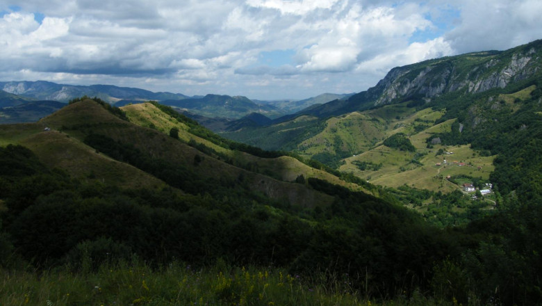 Tabara in mijlocul naturii, in muntii Padurea Craiului Imagine