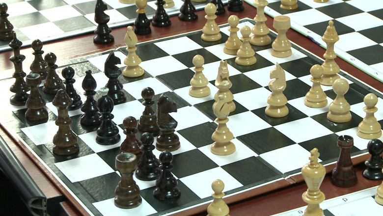 Table de sah la Galati Imagine