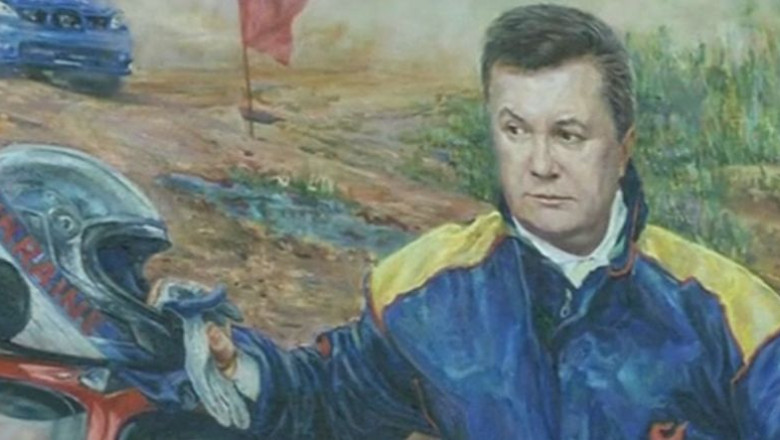 Tablourile lui Viktor Ianukovici, expuse la Kiev. Vizitatorii sunt indignati de numarul mare de portrete scumpe Imagine