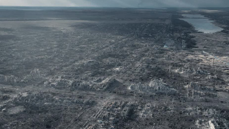 Tactica „pamantului parjolit” aplicata de Putin in Ucraina: Rade un oras cu artileria pana cand nu mai poate fi aparat. Ocupa-l. Repeta Imagine