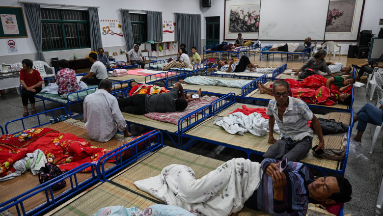 Taifunul Co-May a dus la evacuarea a peste 280.000 de oameni si la anularea a 640 de curse aeriene in Shanghai Imagine