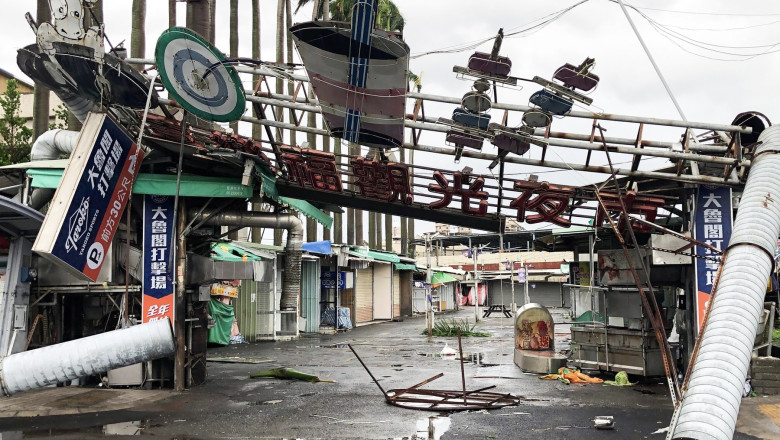 Taifunul Danas a facut ravagii in Taiwan. Doua persoane au murit si alte aproape 500 au fost ranite Imagine