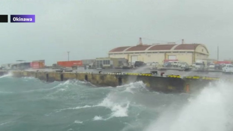 Taifunul Neoguri a lovit sudul Japoniei. Valurile masoara aproape 15 metri  Imagine