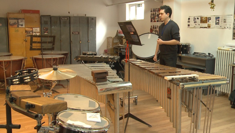 Talente noi, instrumente vechi. Elevii Liceului de Arta din Iasi studiaza pe echipamente scoase din uz Imagine