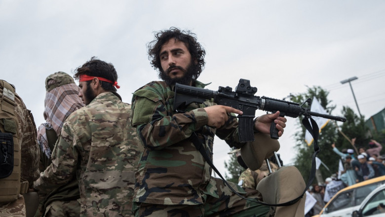 Talibanii au omorat doua femei in timp ce le perchezitionau casa in cautare de arme si opozanti ascunsi ai regimului Imagine