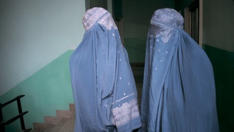 Talibanii interzic femeilor sa vorbeasca in public si impun ca nenegociabila purtarea valului Imagine