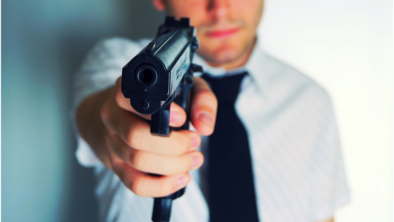 Tanar amendat cu 1.000 de lei pentru ca s-a plimbat prin centrul orasului, cu un pistol de jucarie in mana. Trecatorii au sunat la 112 Imagine