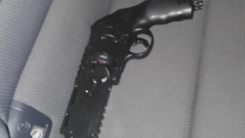 Tanar arestat dupa ce a vrut sa loveasca cu un briceag o persoana si apoi a tras inspre ea cu arma Imagine