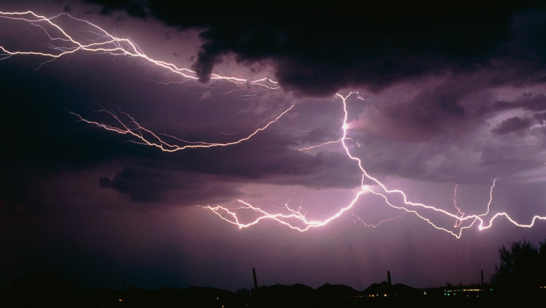 Tanar din Gorj, electrocutat in timpul unei furtuni. Canta la o vioara electrica Imagine