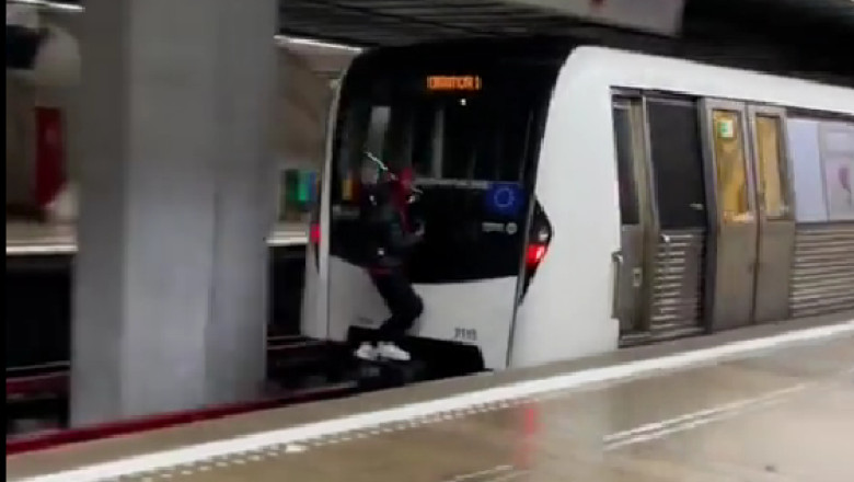 Tanar filmat in timp ce circula prins de o garnitura de metrou, in Bucuresti. Politia Capitalei il pe cauta pe individ Imagine
