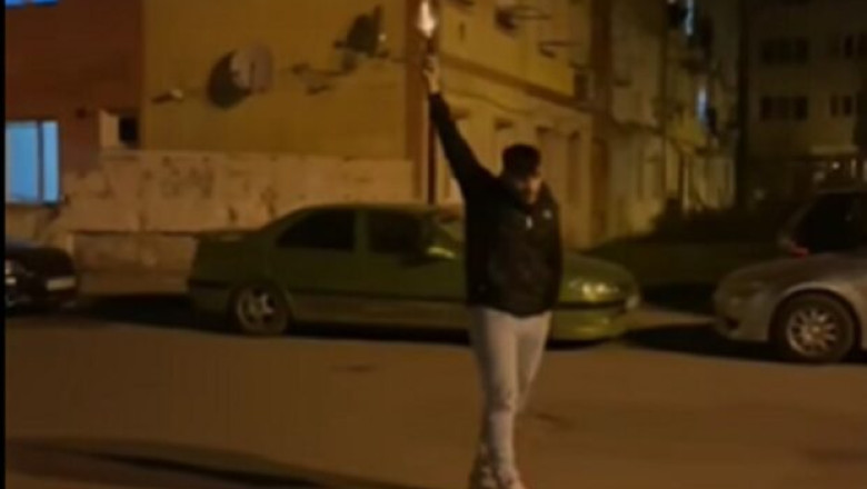Tanar filmat in timp ce trage cu pistolul in plina strada, in Resita. Politistii s-au autosesizat Imagine