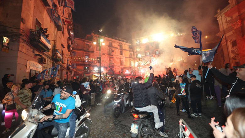 Tanar impuscat mortal in Napoli, unde se sarbatorea titlul de campioana la fotbal. Sunt suspiciuni ca ar fi fost o actiune criminala Imagine