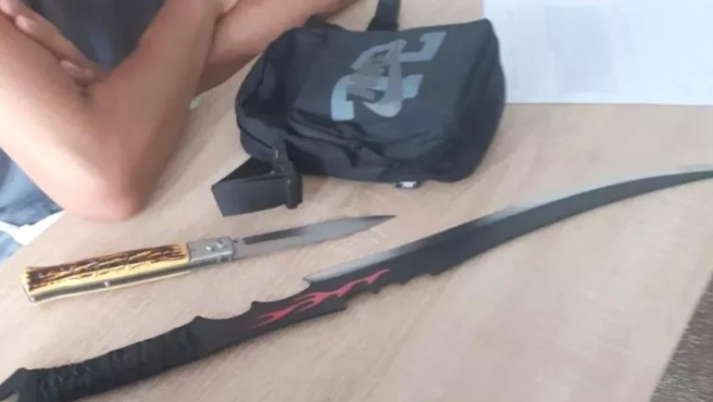 Tanar inarmat cu o maceta de un metru si un cutit, prins de jandarmi intr-un loc de joaca din Drobeta Turnu Severin Imagine