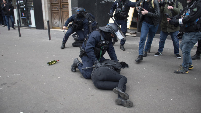 Tanar mutilat de un politist, in timpul protestelor din Paris. Medicii i-au indepartat un testicul Imagine