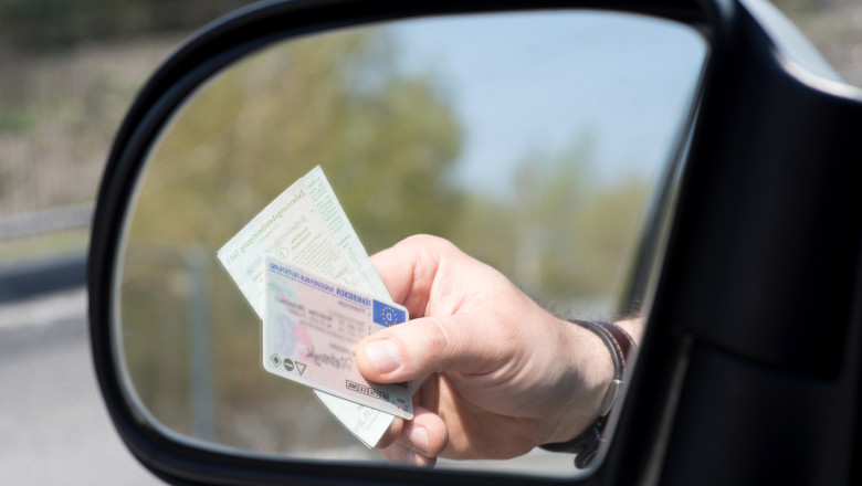 Tanar retinut de politisti dupa ce a fost tras pe dreapta in trafic, pentru un control de rutina Imagine