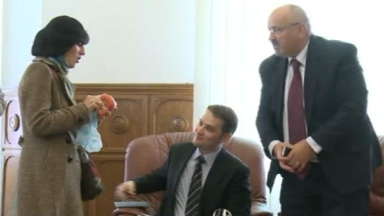 Tanara care a strivit o rosie in bratele lui Dan Sova a fost amendata Imagine