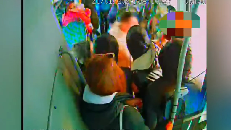 Tanarul care a agresat sexual o fata si a aruncat-o din autobuz intr-o statie a fost arestat Imagine