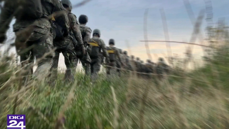 Tandem cu Fortele Speciale. Cum se antreneaza unitatea de elita a Armatei: salt cu parasuta de la 4.000 de metri, filmat de Digi24 Imagine