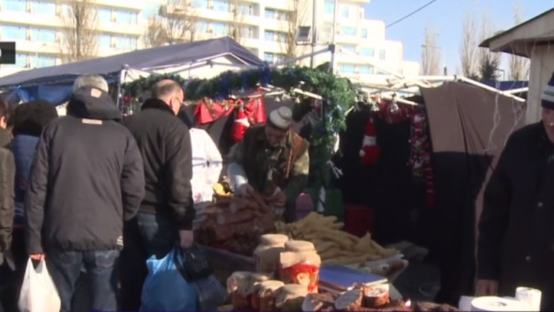 Targ bio pentru Craciun. Constantenii au cumparat mezeluri si dulciuri direct de la producatori Imagine