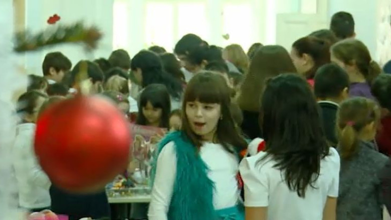 Targ caritabil de Craciun, organizat de elevi Imagine