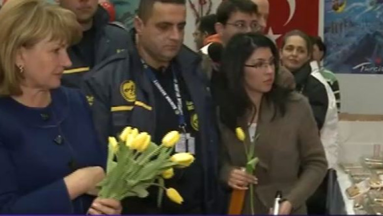 Targ caritabil la Romexpo. Printre cumparatori, Maria Basescu Imagine