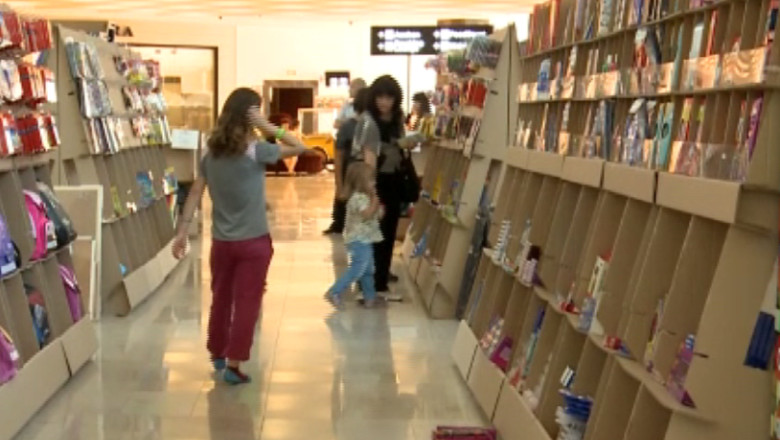 Targ de rechizite la Iasi. Costul unui ghiozdan complet echipat depaseste 500 de lei Imagine