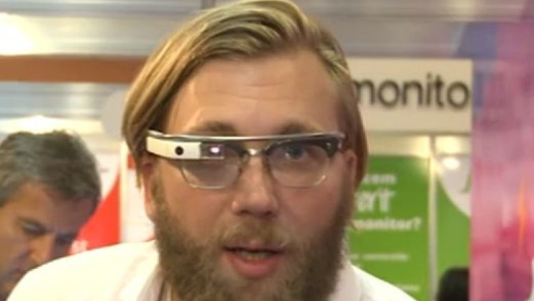 Targ IT in Bucuresti. Ochelari controlati prin comanda vocala si ceas-telefon Imagine