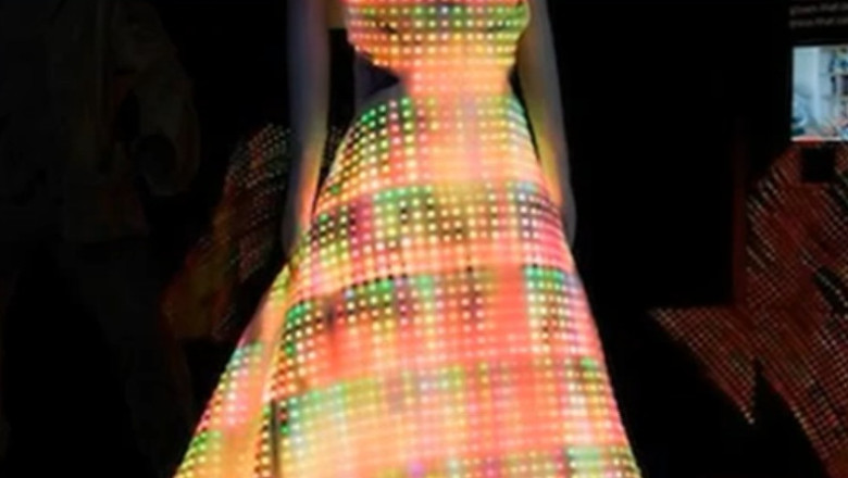 Targul IT de la Las Vegas. Rochia care isi schimba culoarea si robotul care merge la serviciu Imagine