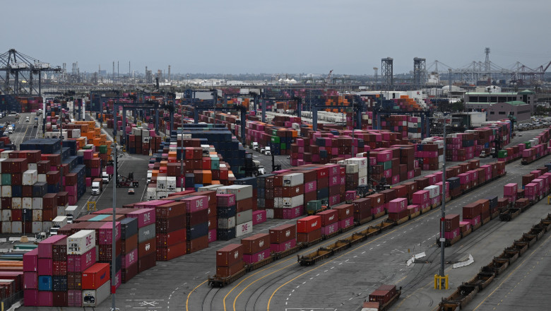 Tarifele lui Donald Trump tin mii de vehicule cu marfuri blocate in porturile UE. Imagini cu uriasul „parc auto” din Anvers-Bruges Imagine