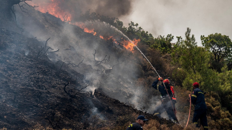 tarile UE au trimis aproape 500 de pompieri pentru a ajuta Grecia in lupta cu incendiile masive de vegetatie Imagine