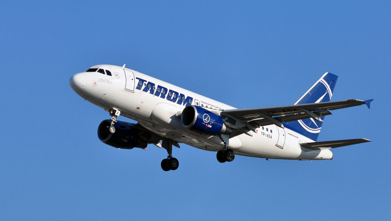 TAROM, detalii despre pasagerul care s-a automutilat: S-a luat in calcul aterizarea de urgenta. Compania vrea sa-l dea in judecata Imagine