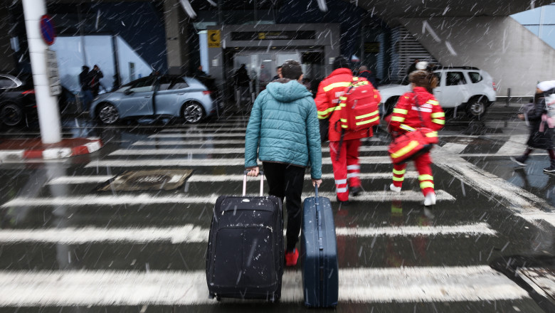 TAROM isi modifica temporar politica de bagaje. Ce echipamente sportive pot fi transportate gratuit in sezonul de iarna Imagine